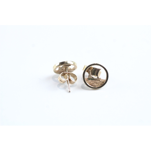 36 - 9ct gold ship design stud earrings (1.2g)