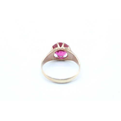 51 - 9ct gold red gemstone solitaire ring (3.5g) Size N