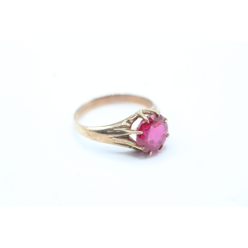 51 - 9ct gold red gemstone solitaire ring (3.5g) Size N