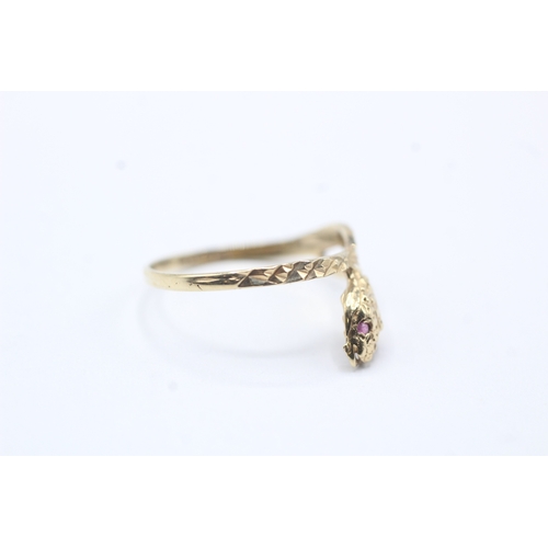 57 - 9ct gold pink gemstone eyed snake ring (1g) Size M