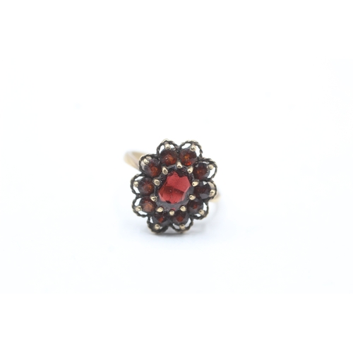 71 - 9ct gold vintage garnet cluster ring (3.5g) Size L