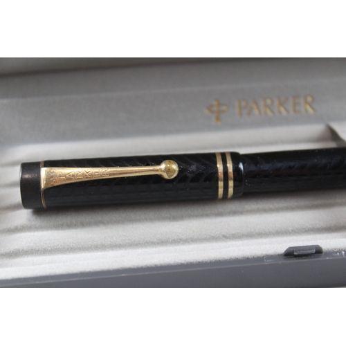 491 - Vintage Parker Duofold Lucky Curve Black Fountain Pen w/ 14ct Nib  WRITING