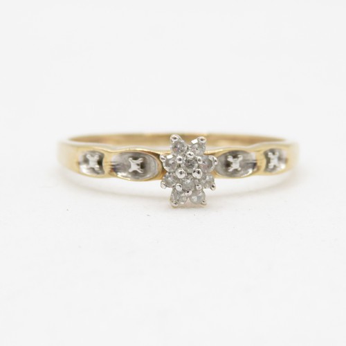 118 - 9ct gold diamond cluster dress ring (1.1g) Size P