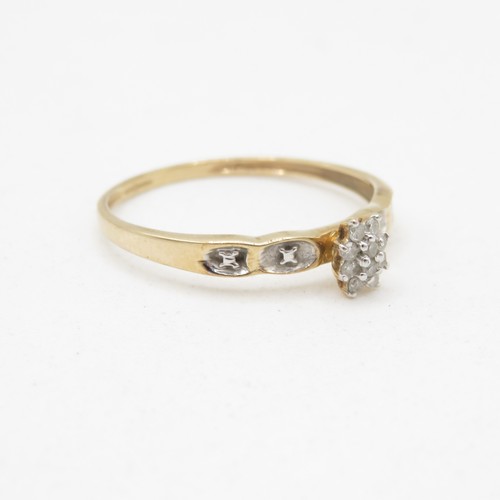 118 - 9ct gold diamond cluster dress ring (1.1g) Size P