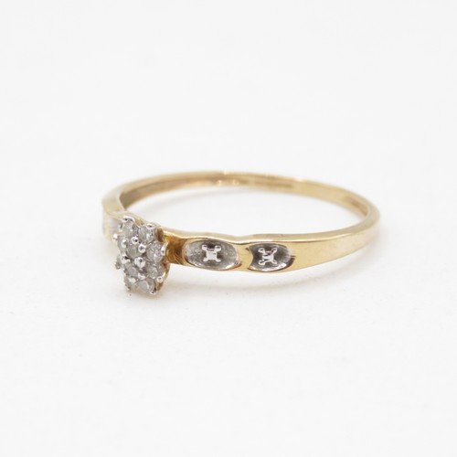 118 - 9ct gold diamond cluster dress ring (1.1g) Size P