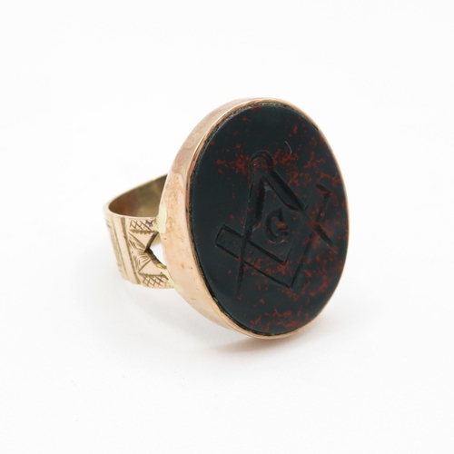 113 - 9ct gold bloodstone intaglio masonic seal ring (6.1g) Size S