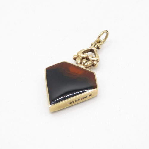 121 - 9ct gold agate pendant (4.6g)