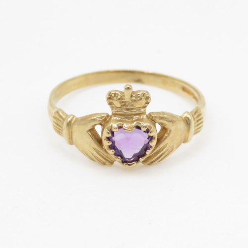 13 - 9ct gold amethyst claddagh ring (1.8g) Size P