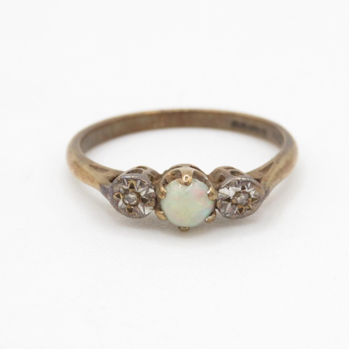 191 - 9ct gold vintage opal & diamond trilogy ring (2g) Size M 1/2