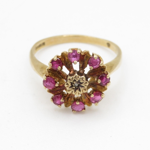 209 - 9ct gold ruby and diamond floral cluster dress ring (3g) Size O