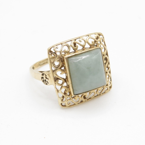 210 - 9ct gold patterned jade dress ring (3.3g) Size N