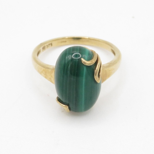 35 - 9ct gold malachite cocktail ring (4.3g) Size O