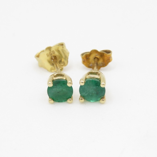 74 - 14ct gold emerald stud earrings (1.1g)