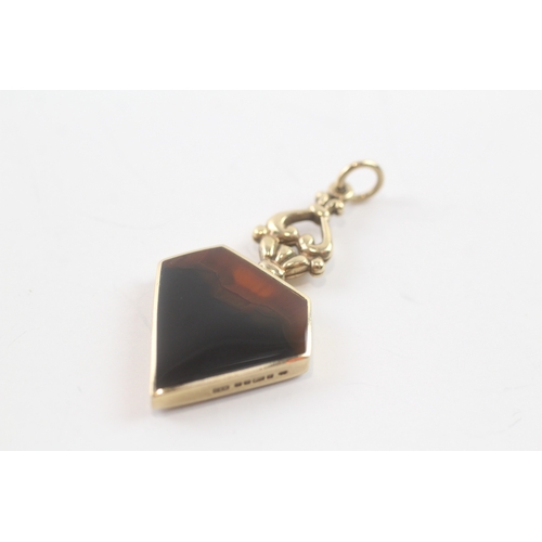 121 - 9ct gold agate pendant (4.6g)