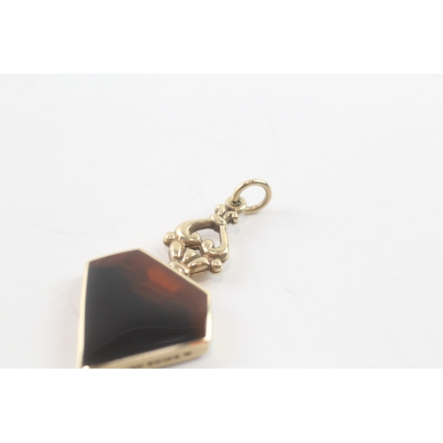 121 - 9ct gold agate pendant (4.6g)