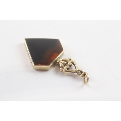 121 - 9ct gold agate pendant (4.6g)