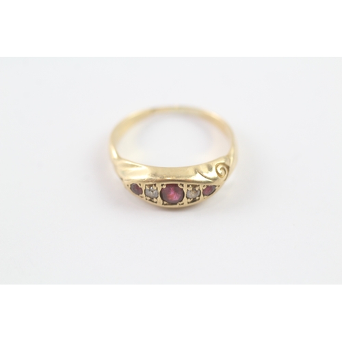 140 - 18ct gold diamond & ruby boat ring (2.8g) Size K