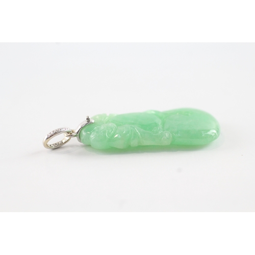 152 - 18ct white gold carved jade pendant (4.8g)