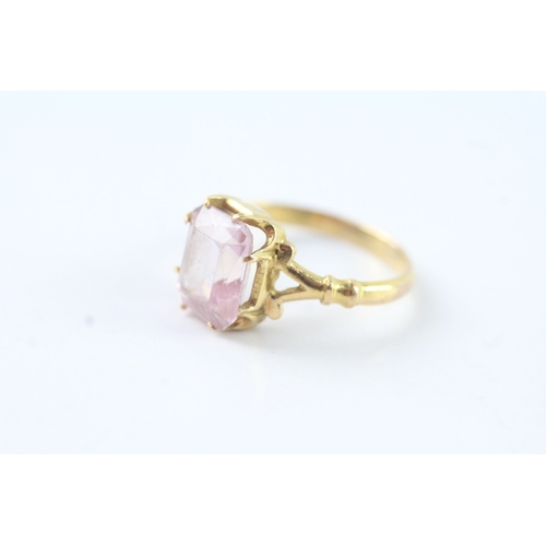 199 - 18ct gold pink gemstone claw set ring (4.1g) Size N