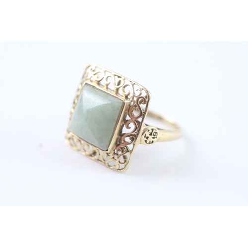 210 - 9ct gold patterned jade dress ring (3.3g) Size N