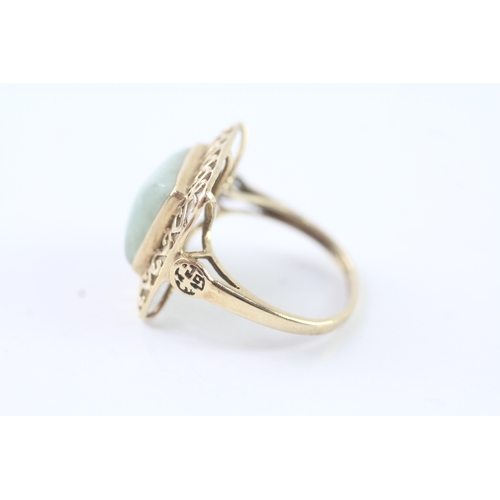 210 - 9ct gold patterned jade dress ring (3.3g) Size N