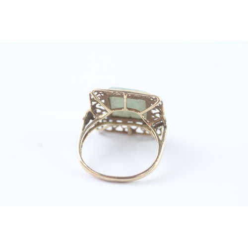 210 - 9ct gold patterned jade dress ring (3.3g) Size N