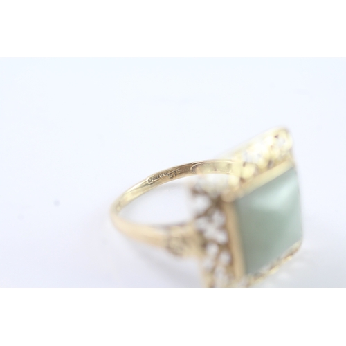 210 - 9ct gold patterned jade dress ring (3.3g) Size N