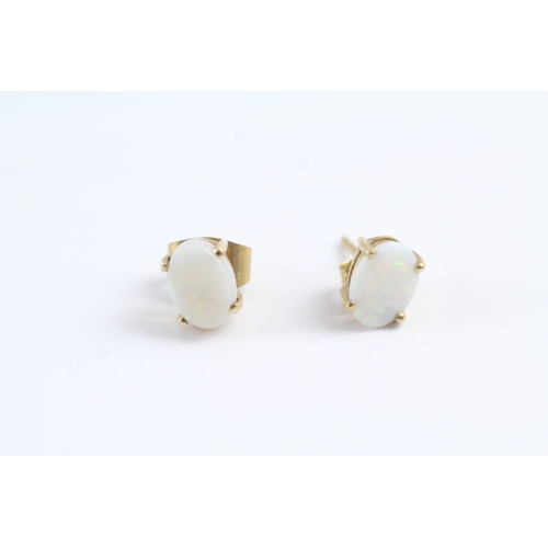 229 - 2x 9ct gold cabochon cut opal stud earrings (1.6g)