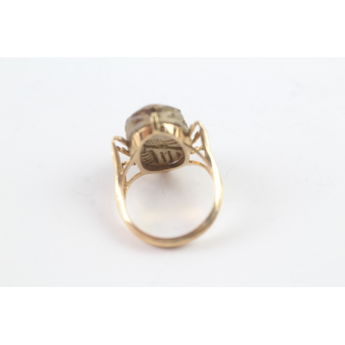 231 - 18ct gold fience scarb beetle dress ring (5.7g) Size K