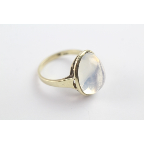 234 - 14ct gold moonstone cabochon ring (4.9g) Size O