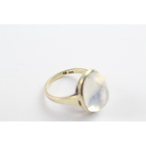 234 - 14ct gold moonstone cabochon ring (4.9g) Size O