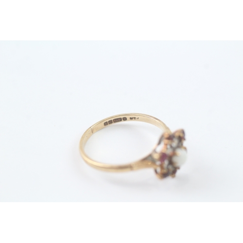 249 - 9ct gold garnet opal and ruby set cluster ring (1.7g) Size N