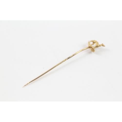 33 - 15ct gold dog stick pin (1.4g)