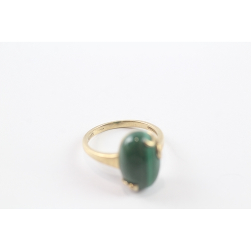 35 - 9ct gold malachite cocktail ring (4.3g) Size O