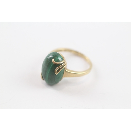 35 - 9ct gold malachite cocktail ring (4.3g) Size O