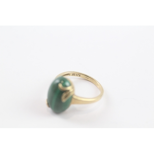 35 - 9ct gold malachite cocktail ring (4.3g) Size O