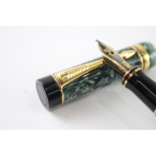 489 - Parker Duofold Centennial  Green Lacquer Fountain Pen w 18ct Gold Nib WRITING