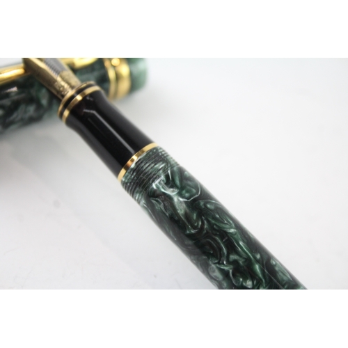 489 - Parker Duofold Centennial  Green Lacquer Fountain Pen w 18ct Gold Nib WRITING