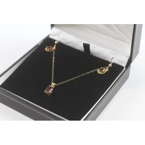 50 - 9ct gold x2 garnet drop earrings & pendant necklace set (2.3g)