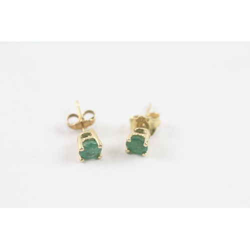 74 - 14ct gold emerald stud earrings (1.1g)