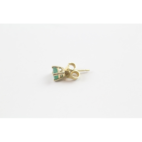 74 - 14ct gold emerald stud earrings (1.1g)