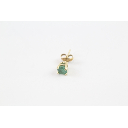 74 - 14ct gold emerald stud earrings (1.1g)