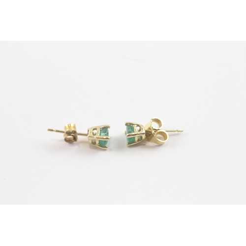 74 - 14ct gold emerald stud earrings (1.1g)