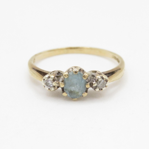 121 - 9ct gold vintage blue gemstone & diamond trilogy ring (1.5g) Size K