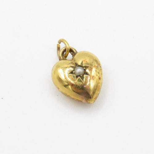 122 - 9ct gold antique star set seed pearl heart shape charm (0.5g)