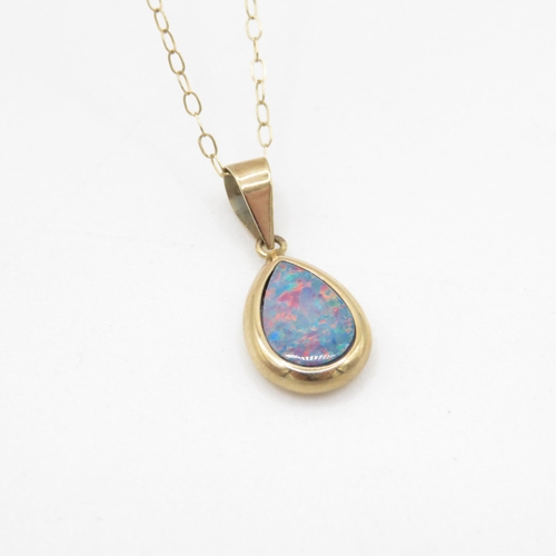 124 - 9ct gold opal pendant on chain (1g)