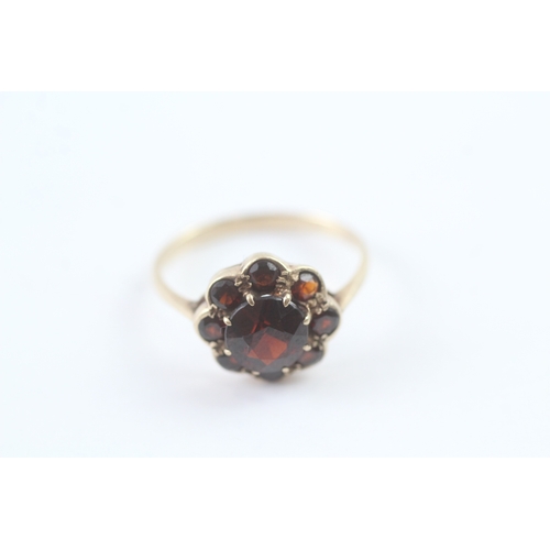 111 - 9ct gold vintage garnet cluster ring (2.1g) Size O