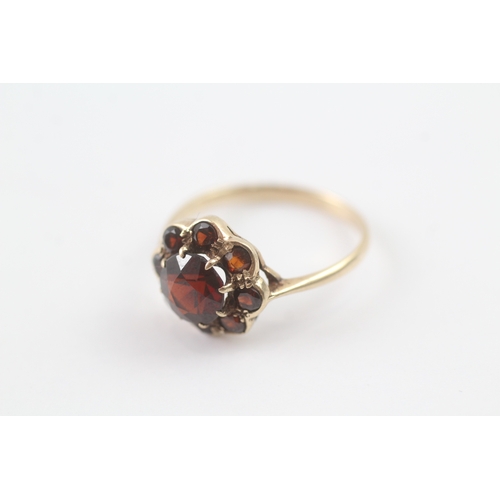 111 - 9ct gold vintage garnet cluster ring (2.1g) Size O