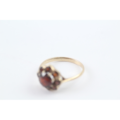 111 - 9ct gold vintage garnet cluster ring (2.1g) Size O