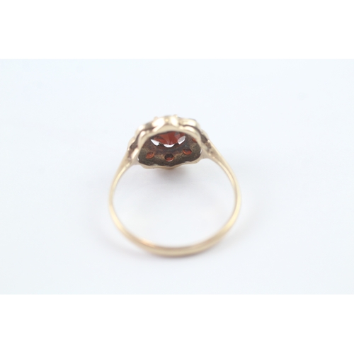 111 - 9ct gold vintage garnet cluster ring (2.1g) Size O